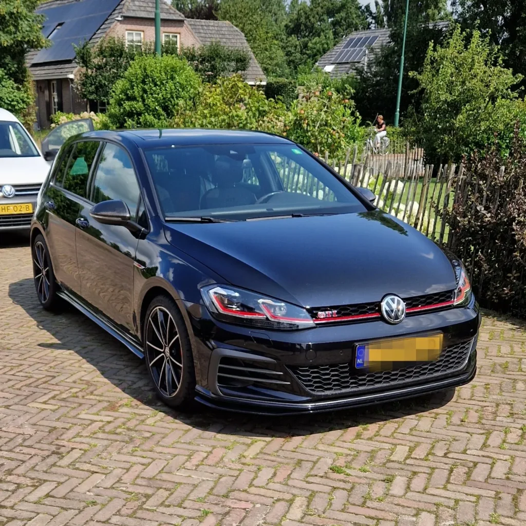 Onze professional in actie: auto poetsen op locatie voor een stralend resultaat.